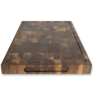 closeup showing juice groove and handle